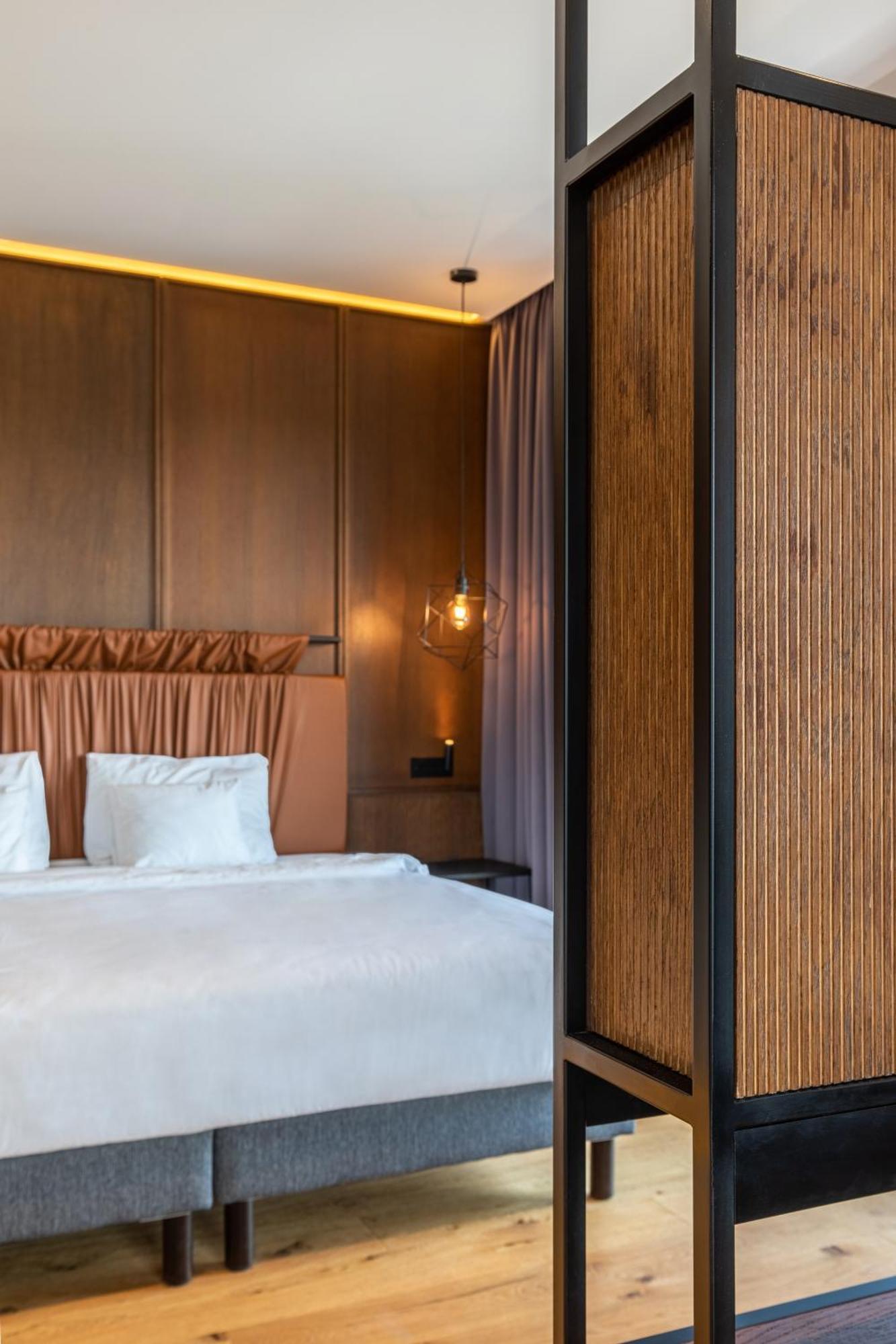 Caro 4* Bucureşti